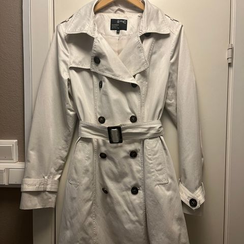 Kjempe lekker trenchcoat fra Donna selges billig!!