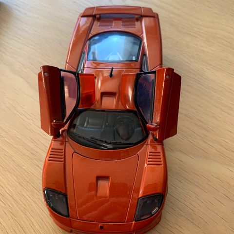 Saleen S7 2001 1:24