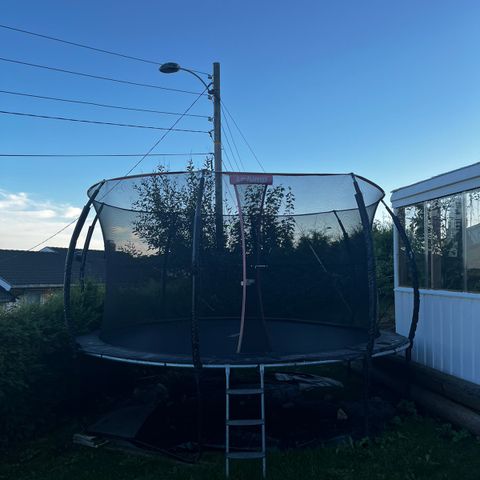 Trampoline i god stand, pent brukt