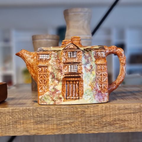 Hvit tekanne og vintage Arthur Wood cottage teapot