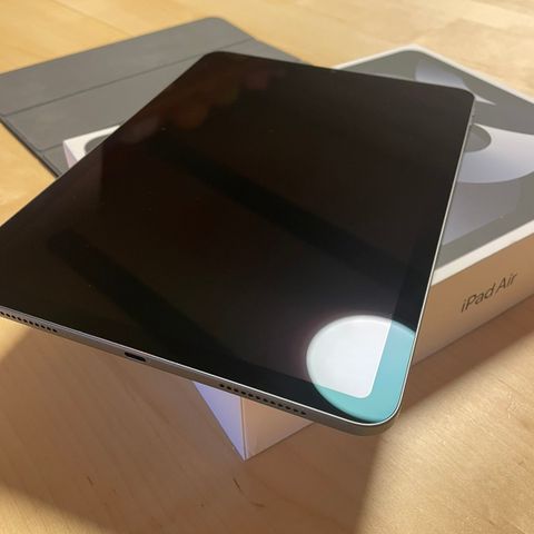 Strøken Ipad Air 2022 (stellargrå) 64GB med smart folio deksel