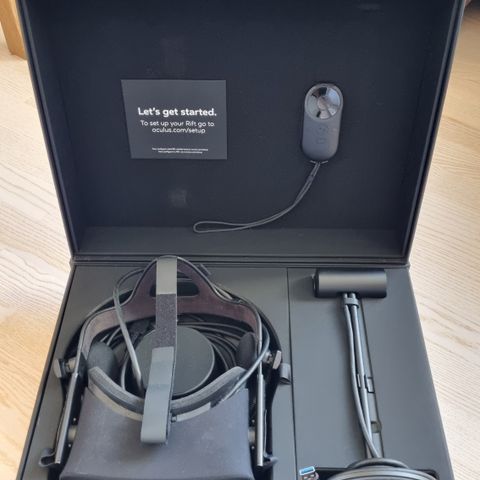 Oculus Rift CV1 med 3 sensorer og kontrollere