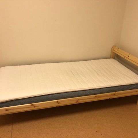 Solid treseng 90x200 cm med madrass til salgs**