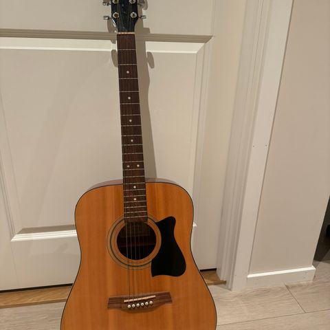 Ibanez Gitar m. Tuner og veggoppheng