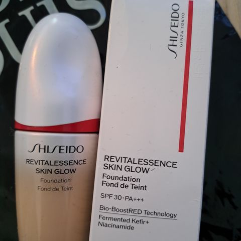 Shiseido Revitalessence Skin Glow foundation nr 210 Birch