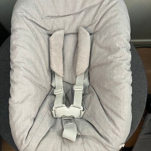 Tripp Trapp® Newborn Seat med Leketøyhenger og trekk