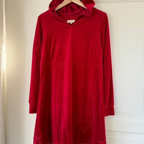 Rød søt romantisk velour kjole fra Va Vite str. M, kr. 200,-