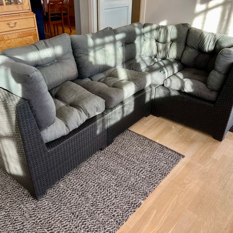 Reservert: Verandamøbler / utemøbler: sofa med puter