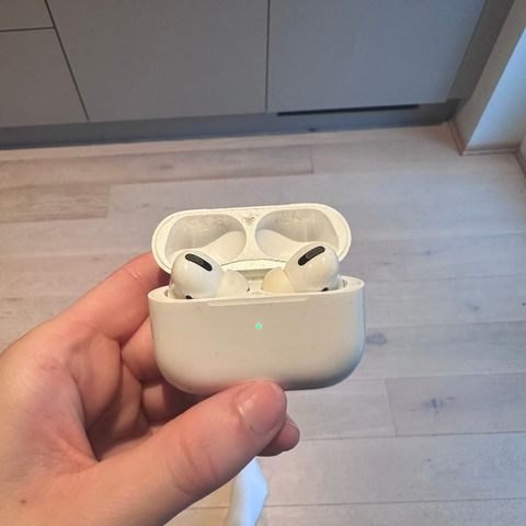 AirPods Pro (i god stand)