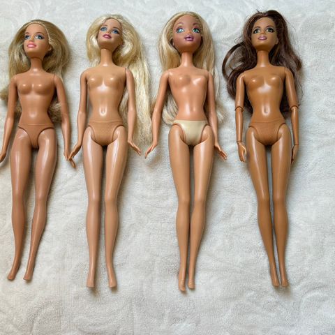 7 barbie dukker med masse klær og tilbehør