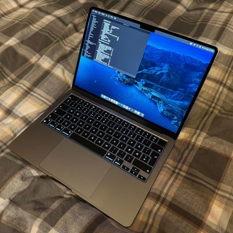 Lite brukt M2 Macbook Air 13 - 256GB - KUN 5 ladesykluser!