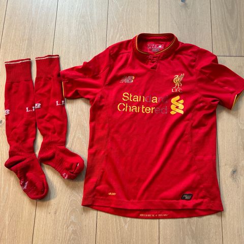 Liverpool drakt  + fotballsokker