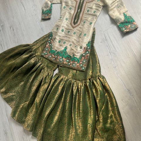 Pakistansk  3 delt gharara fra designer  Ahmed bilal i  størrelse small