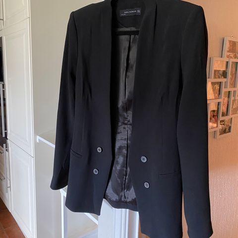 Nett,innsvinget sort blazer