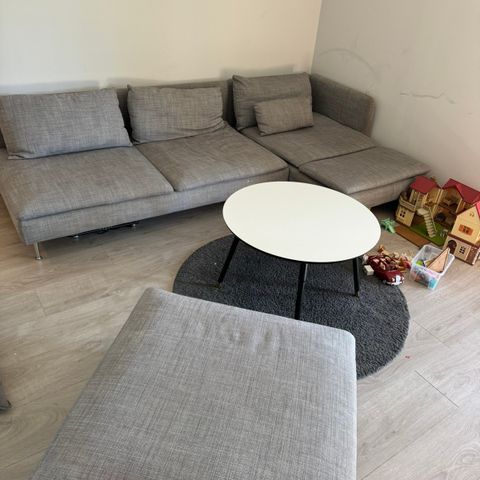 Söderhamn Sofa selges. 3 seter pluss en puff på 100x100cm