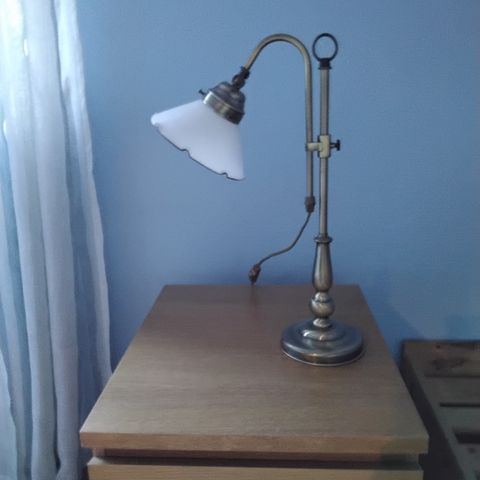 Vintage messing bordlampe selges