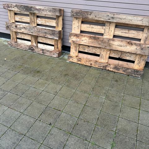 2 pallet og 2 stor sekker gis bort