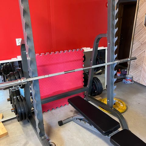 Knebøy/ benkpress rack med 167,5 kg vekter