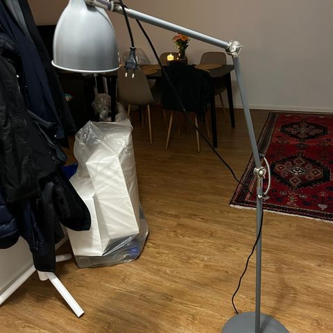 Grå gulvlampe