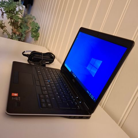 Dell Latitude E7440  Intel Core i5.  Ssd 256 gb.Ram 8gb