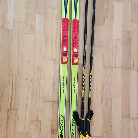 Ski lengde 160cm med skistaver 120cm