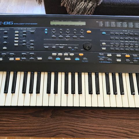 Roland E 86 intelligent syntheziser