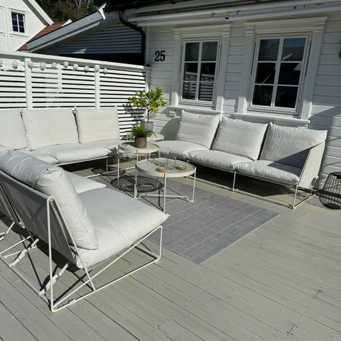 Havsten utesofa 3+3+2 selges for 14000 kr