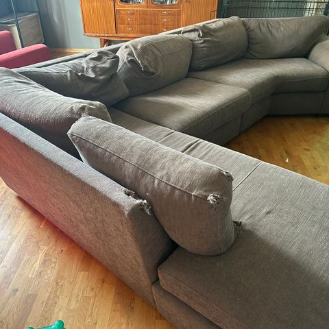 Sliten, men brukbar sofa