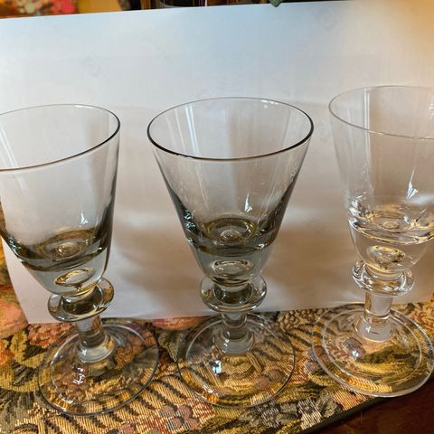 Tangen glass, 2 røkfarget glass, 1 klart glass.