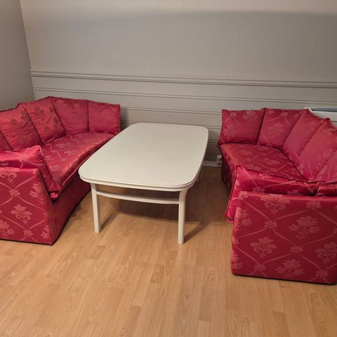 2 stk 2,5 seter sofa med salongbord