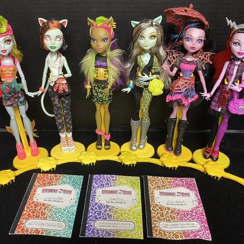 Monster High dukker ØNSKES KJØPT 🖤