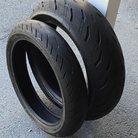 Bridgestone S22F & Michelin Power 5 dekk. Veldig lite brukt