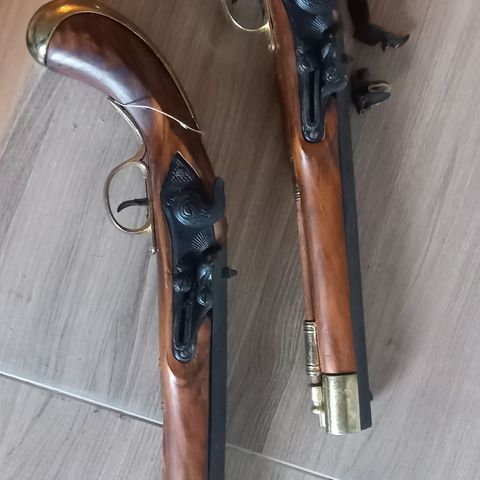 2stk antikke pistoler