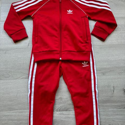 Adidas sett str 104