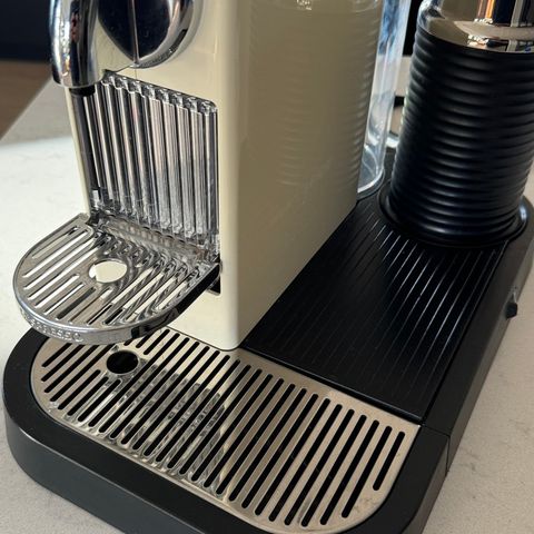 Nespresso kaffemaskin D120 m/ melkeskummer