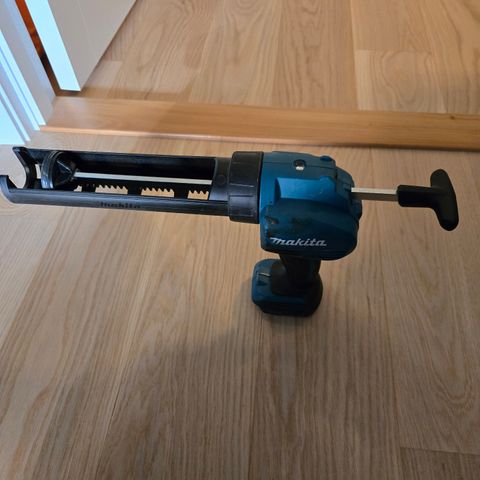 Makita fugesprøyte dcg180 18volt med 600ml og 310 ml patroner.