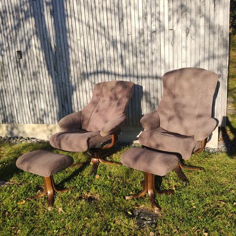 2 komfortabel stressless med fothviler