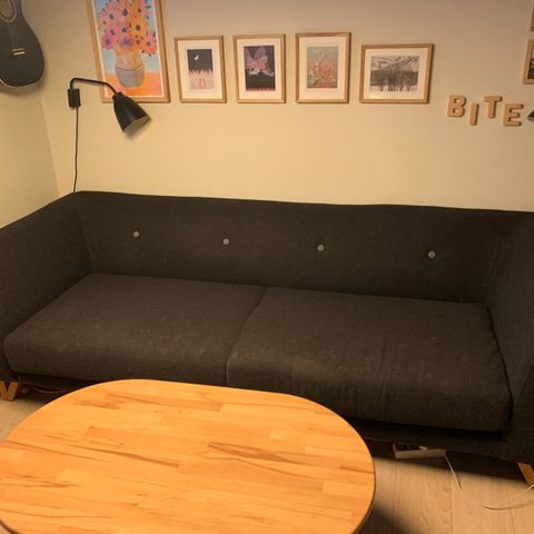 Gråsort sofa fra sofa company med pall