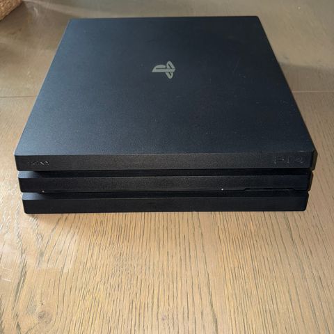 PS4 Pro med to kontrollere