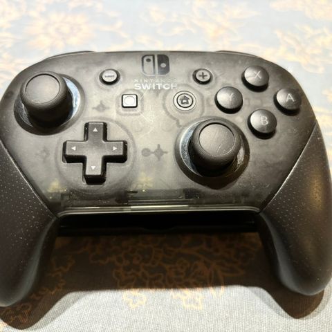 Nintendo Switch - Pro Controller