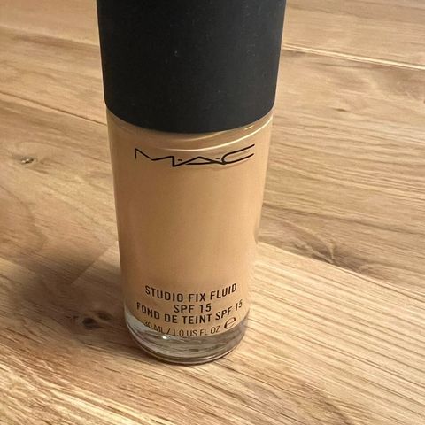 MAC Studio Fix Fluid (foundation) - NC20