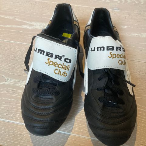 Ubrukte fotballsko fra Umbro str 39,5