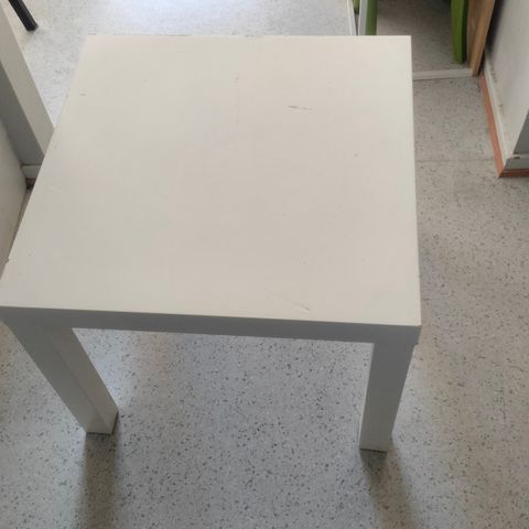 ikea hvit nattbord .. godt brukt