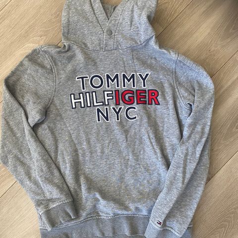 Tommy Hilfiger hettegenser. Pent brukt. Brukt til 10-12åring.