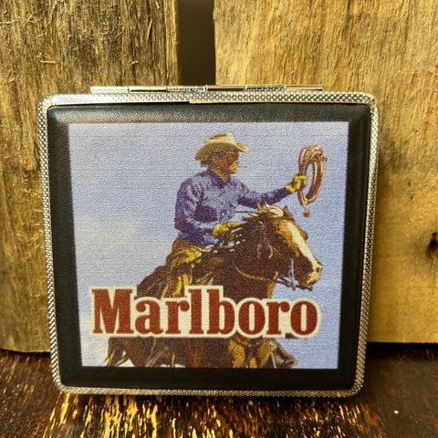 Sigarett Etui Med Bilde Av Marlboro Man På Hest. Plass Til 20 stk