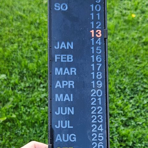 Stilig, evigvarende kalender med justerbare tall/bokstaver,  fra 80-tallet