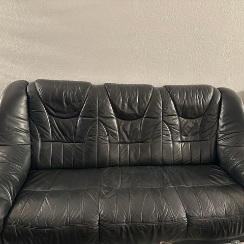 Selger sofa i skinn