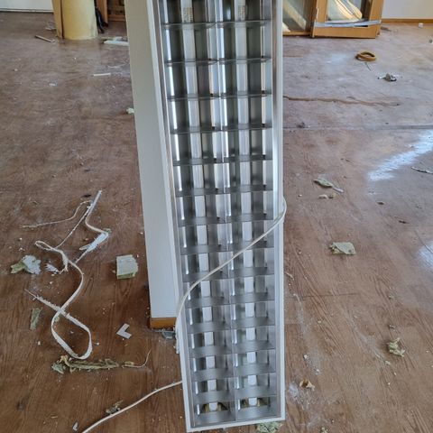 Mange lamper gis bort 2*36watt