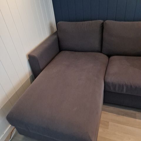 Godt brukt treseter sofa med sjeselong, av typen "Vimle" fra IKEA.