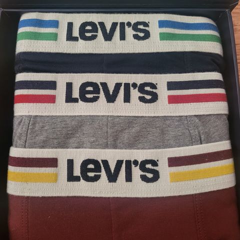 3 stk av undertøy fra Levi's I Elegant eske